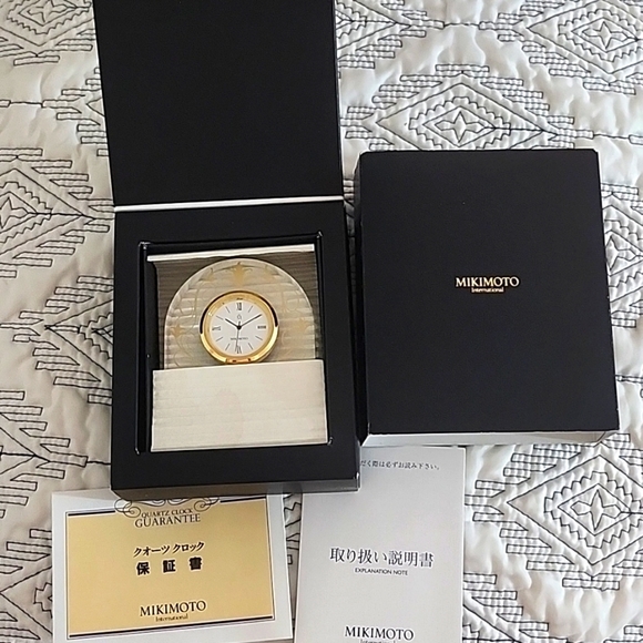 Mikimoto International Gold and White Elegant desk Watch with pearl - Picture 2 of 3
